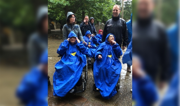 deelnemers trotseren regen