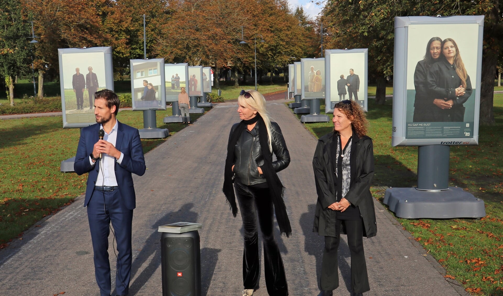 Wethouder Kraaijeveld (Links) met in het midden Mirjam Bekker-Stoop van stichting Open mind en Vicky Bergman, ervaringsdeskundige en voorzitter van belangenorganisatie Samen één.