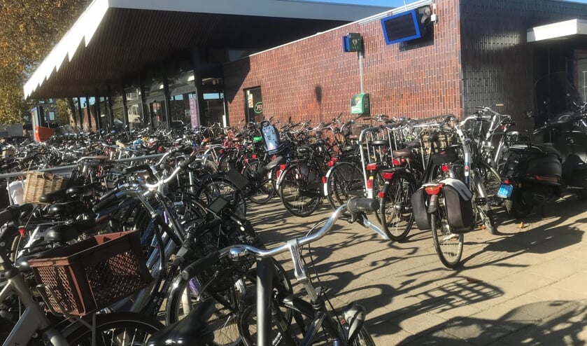 Nu staan veel fietsen nog voor het stationsgebouw gestald