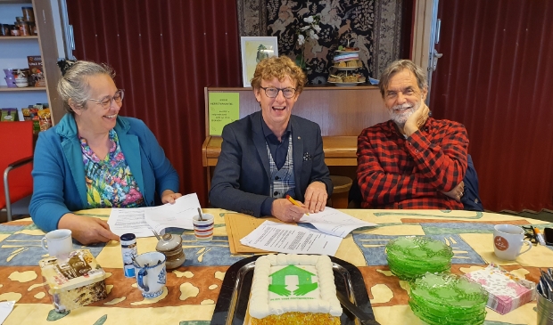 V.l.n.r. Ingrid Ahlrichs, Jan Overweg en Wytze Bijleveld ondertekenden de overeenkomst