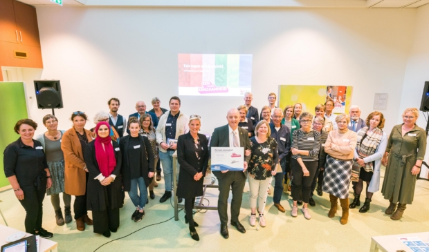 <p>Wethouder Ton van Maanen, zorgprofessionals, inwoners, vrijwilligers en ondernemers uit West Betuwe samen voor de aanpak tegen eenzaamheid.</p>