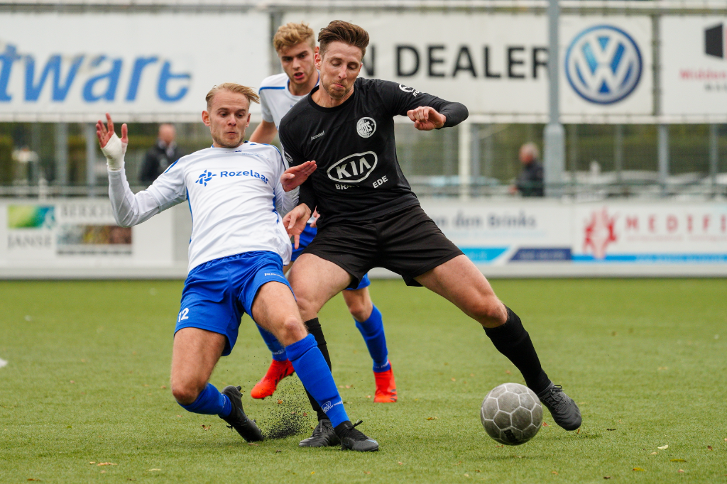 <p>Man of the Match Sil Buikema in duel met Remco Speelziek. Ofwel ex DTS speler tegen ex SDVB speler.</p>