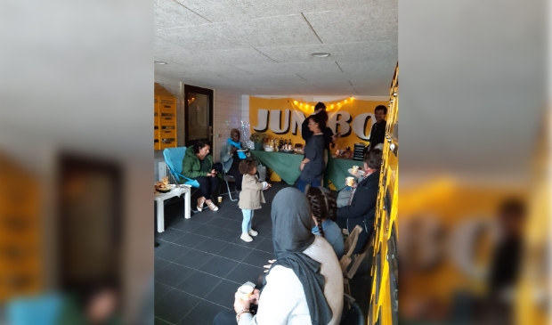 De burenbijeenkomst in de hal van de Najadeflat