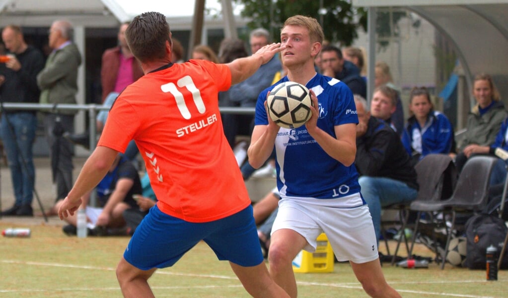 Tom van den Berg was met vijf doelpunten tegen DOS Westbroek belangrijk voor Dindoa (foto: Rik van den Bos)