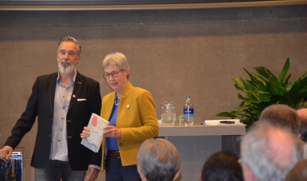 <p>Raymond Uppelschoten overhandigt Liber amicorum aan Ria van der Eerden.</p>