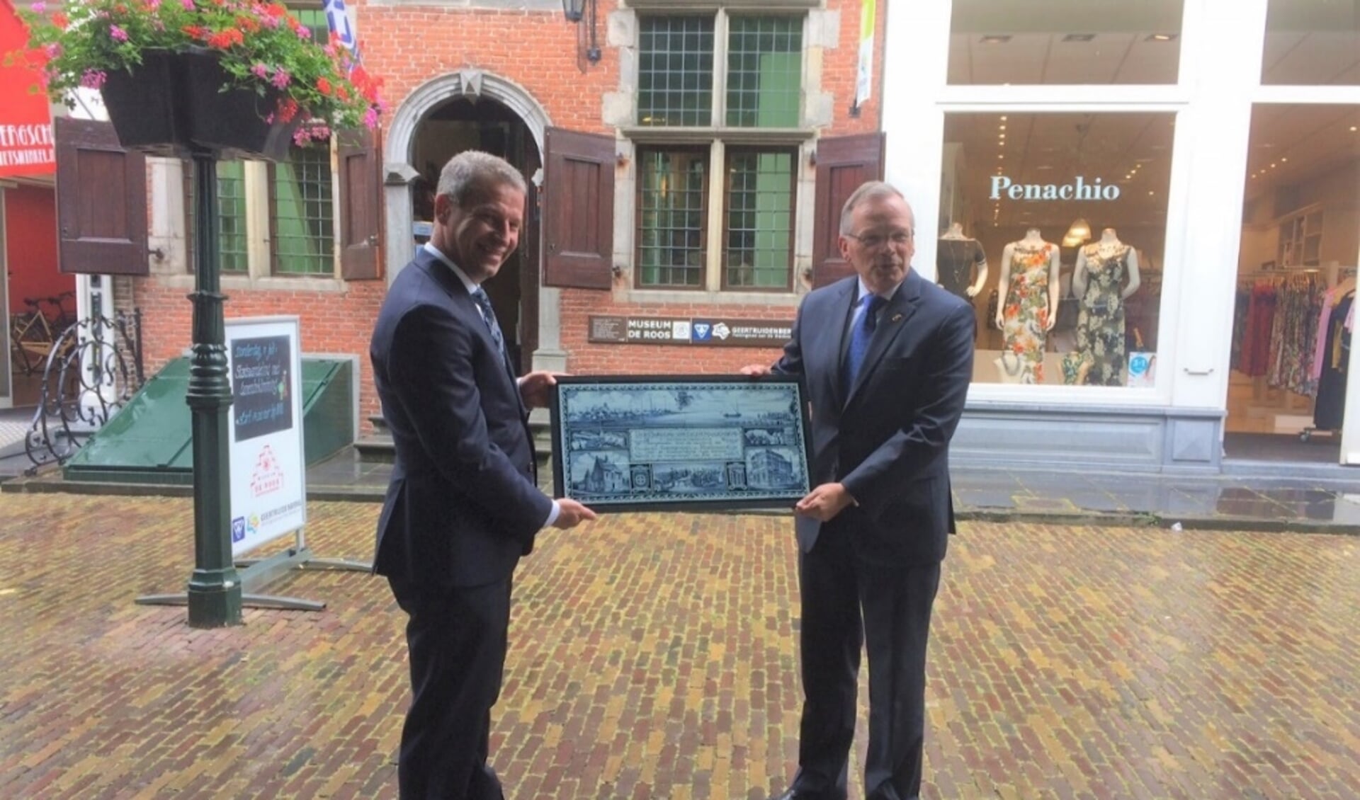 het tegeltableau, dat de aanleiding vormde voor dit boek. Waarnemend burgemeester Luteijn van Geertruidenberg samen met burgemeester Heijkoop van Hardinxveld-Giessendam.