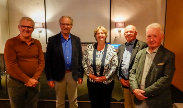 Loco-burgemeester Henny van Dijk met het sociëteitsbestuur