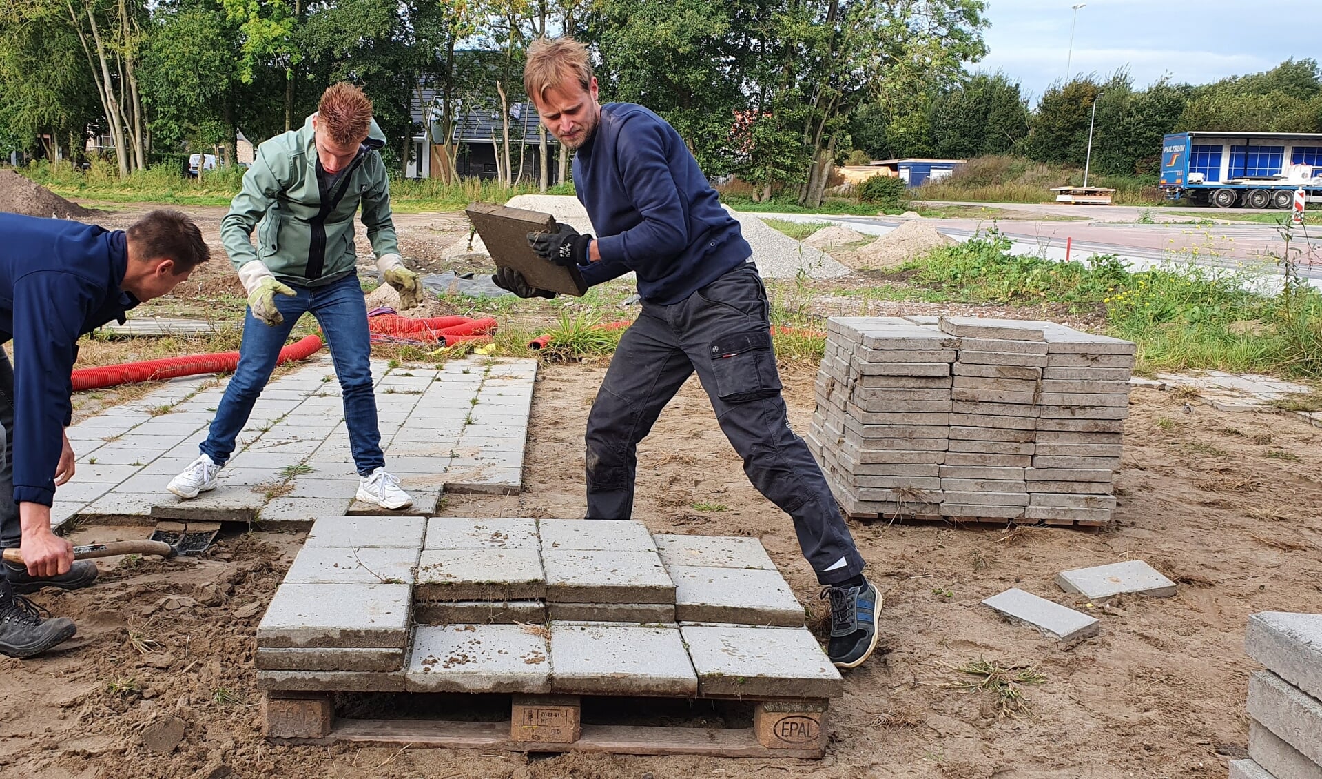 Huib van Doleweerd is samen met de jongens bezig aan de voorbereidingen op de bouw van de Schoutenhoeve.