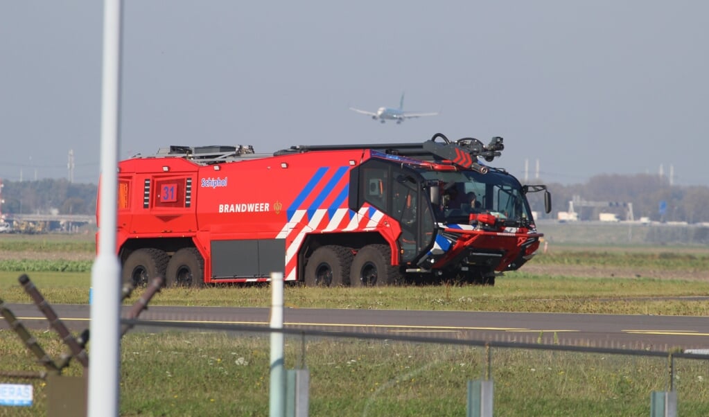 De crashtenders (brandweerwagens) van de luchthaven op hun terugweg naar de basis.