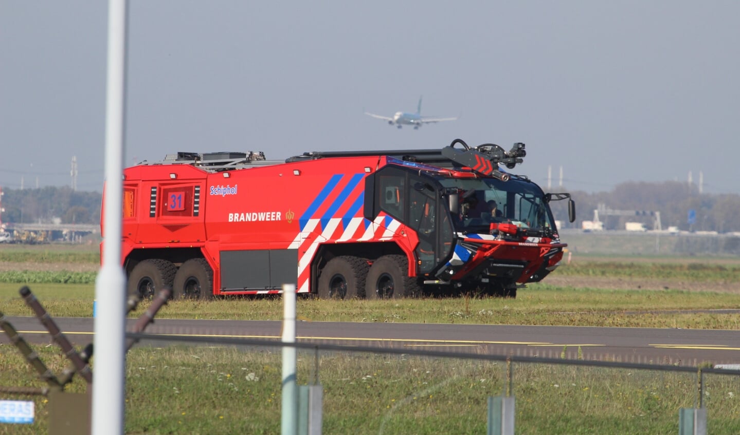 De crashtenders (brandweerwagens) van de luchthaven op hun terugweg naar de basis.