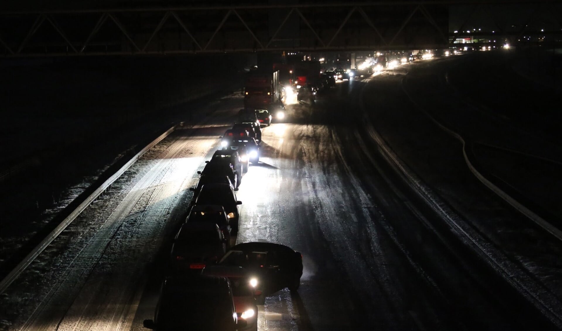Van de ene op de andere dag een donkere avondspits. Dat verhoogt volgens experts (en cijfers) het risico op verkeersongelukken.