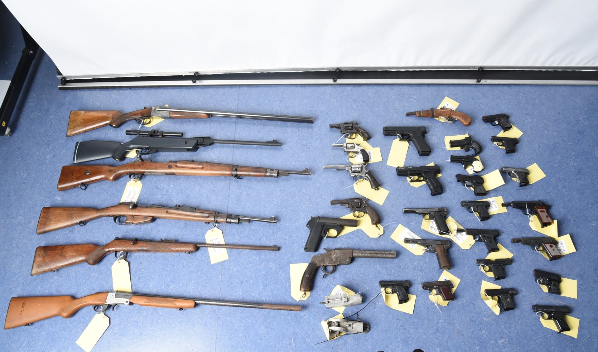 De vuurwapens, nep-vuurwapens en stroomstootwapens die tijdens de actie ingeleverd werden.