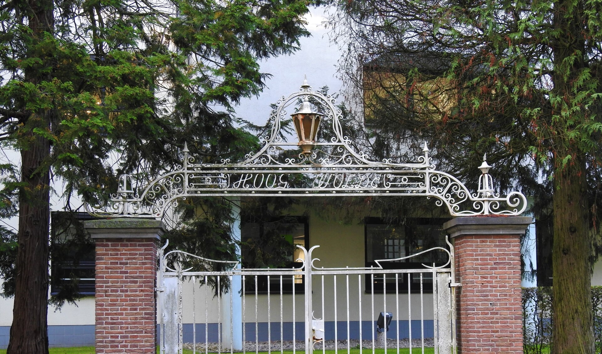 De toegangspoort van Hoog Wolde, de historische villa die verdween voor de bouw van het Universal complex. 