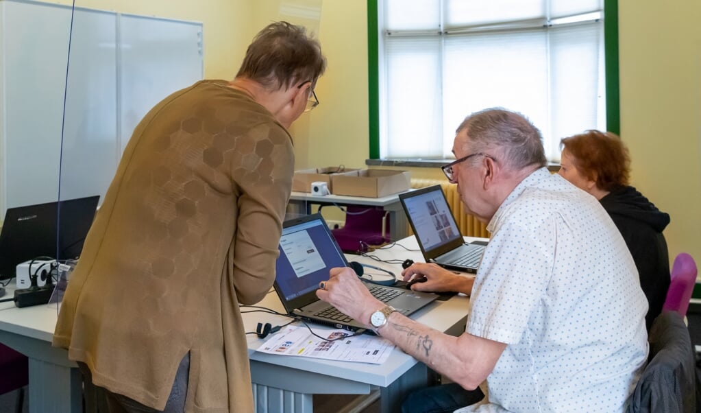 Senioren kunnen in de bibliotheek in Barneveld, Voorthuizen en Kootwijkerbroek hulp krijgen bij het regelen van een qr-code.