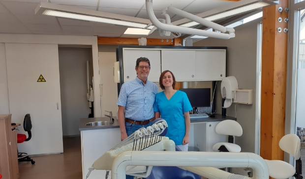 <p>Dokter Tjalling Teitsma met zijn opvolgster Cindy van den Brand.</p>