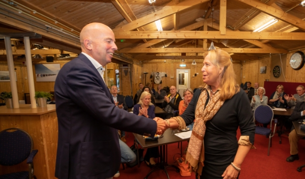 <p>Maike Koenders feliciteert André van der Padt met de overwinning. </p>
