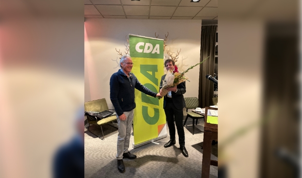 Voorzitter Gert Aalten feliciteert Wim van de Koot