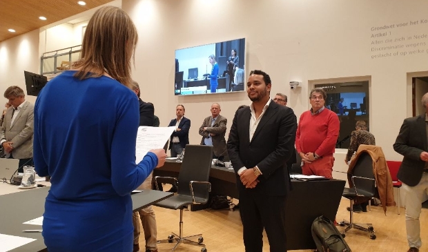 Timo Bakrin legde de eed af als buitengewoon raadslid voor de VVD.