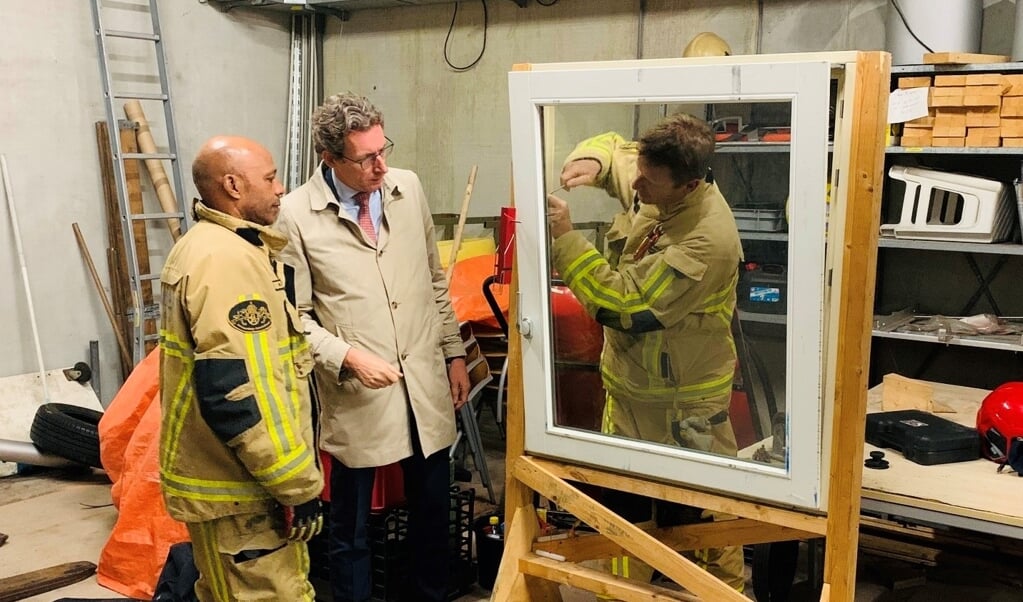 Burgemeester Tjapko Poppens bezoekt de brandweerkazerne.
