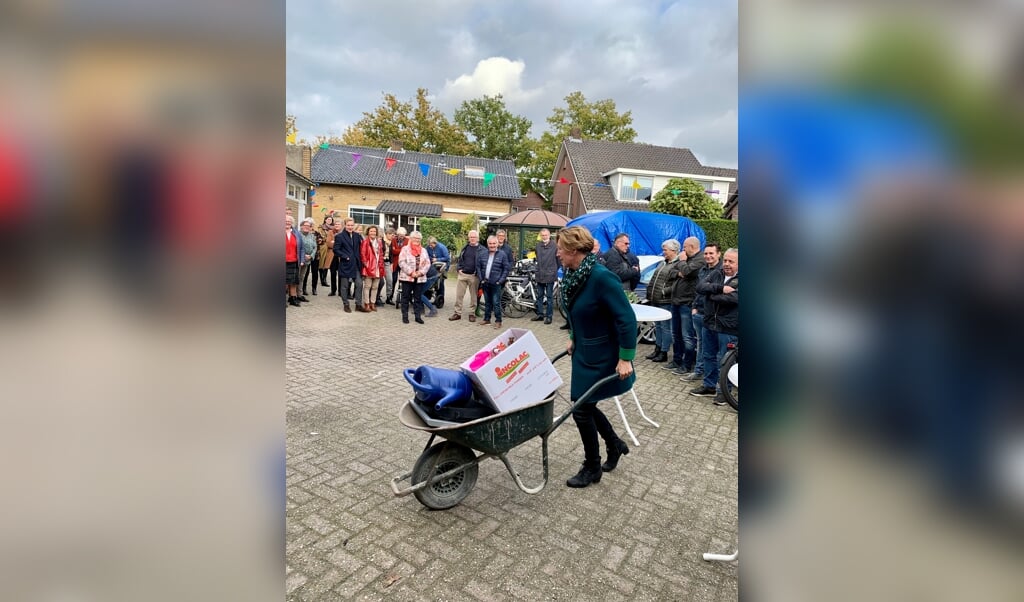 Burgemeester Petra Doornenbal met de kruiwagen met rommel om even later de Kringloopwinkel uit te komen met een keurig winkelwagentje met mooie spulletjes.
