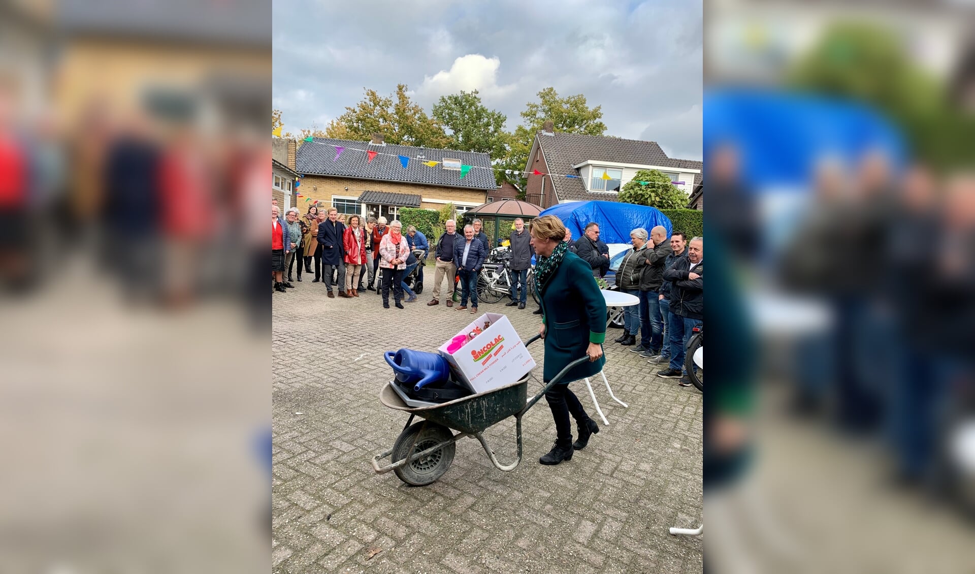 Burgemeester Petra Doornenbal met de kruiwagen met rommel om even later de Kringloopwinkel uit te komen met een keurig winkelwagentje met mooie spulletjes.