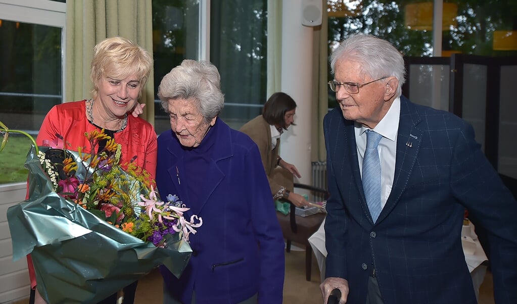 Burgemeester Agnes Schaap op bezoek bij echtpaar Bannink. Zij vieren hun 70ste trouwdag.