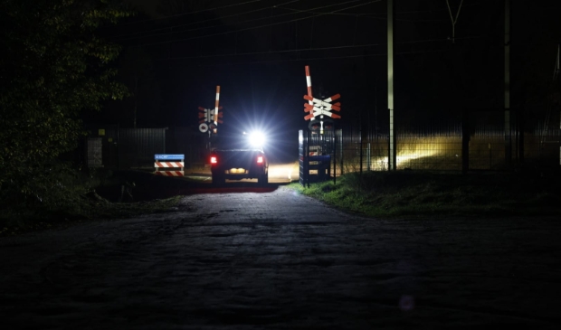 <p>Een jachtopzichter zoekt in de omgeving van de Ginkelse Heide</p>