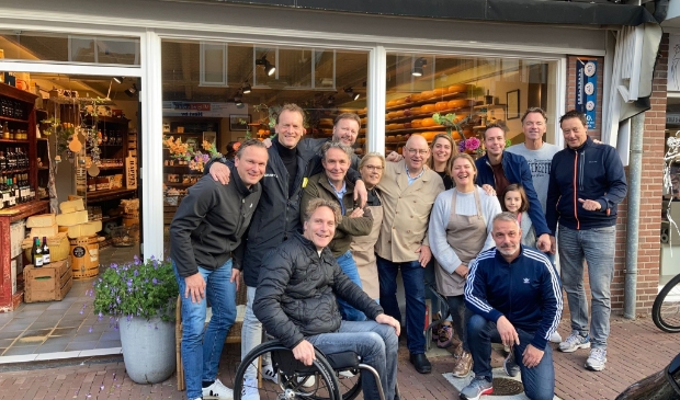 Vrienden en mede-ondernemers verrasten Jan van Manen op zijn laatste dag in de kaaswinkel