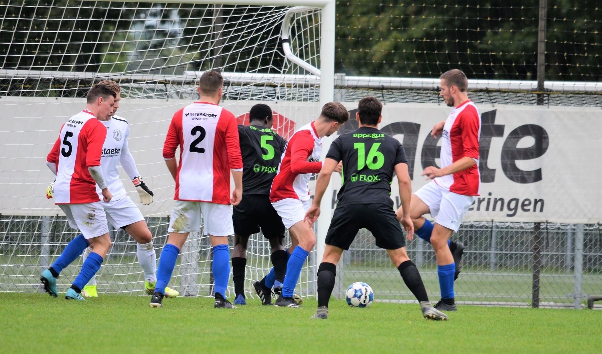 Scrimmage voor het doel van ONA'53. De ploeg verloor met 4-0 van VV Veenendaal.