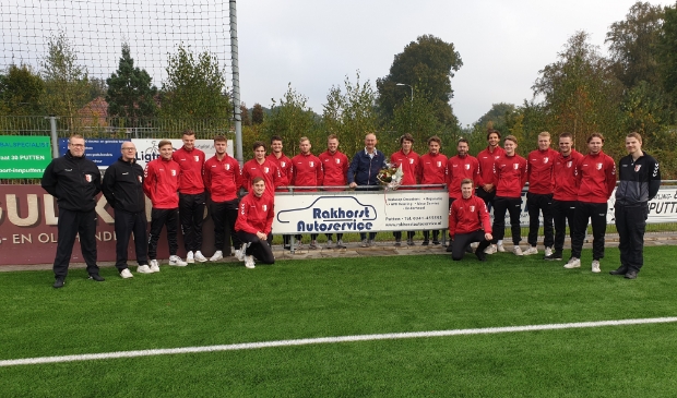 Rood-Wit 2 op de foto met trotste sponsor Leo Rakhorst