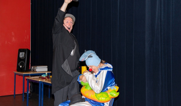 <p>Kindergoochelaar Ab Appelsap en clown Ezzie geven een gratis goochelshow in De Luifel</p>