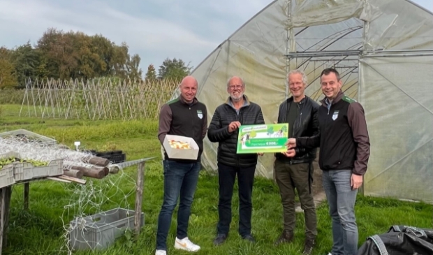 Overhandiging cheque aan Stadsakkers Veenendaal