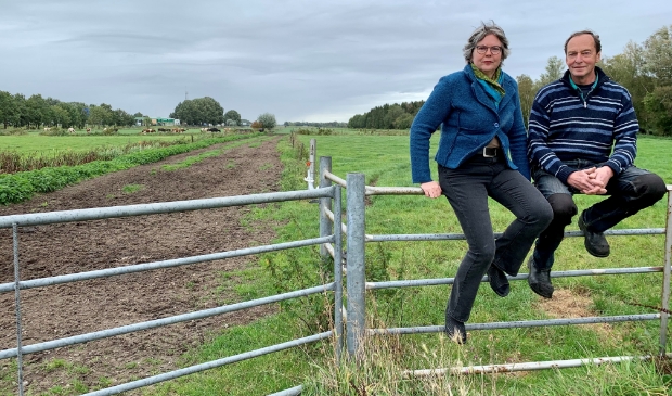 <p> Irene en Gert-Jan Westeneng voor hun land waarop mogelijke de zonneweide wordt gerealiseerd.</p>