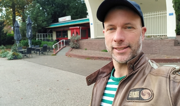 Frank van den Berg voor de muziekkoepel in de Pekingtuin!