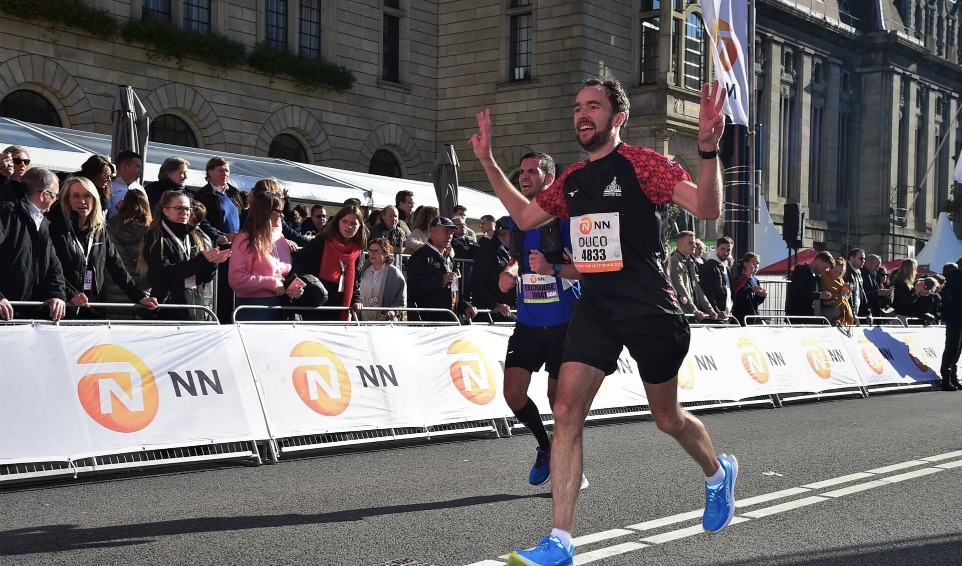 Duco Vaillant finisht in Rotterdam, zijn derde marathon in één maand. 