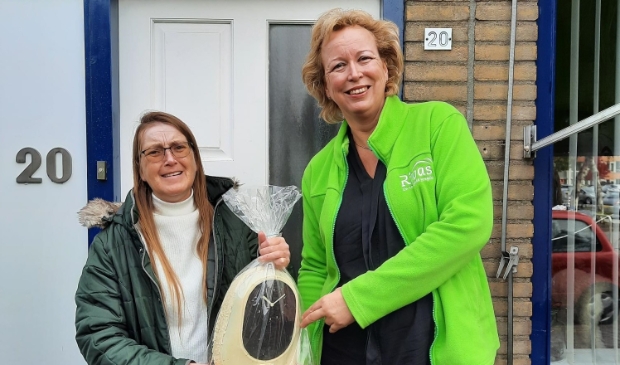 Danielle aan de Wiel van Rivas overhandigt de chocoladeprijs aan mevrouw Van der Giessen