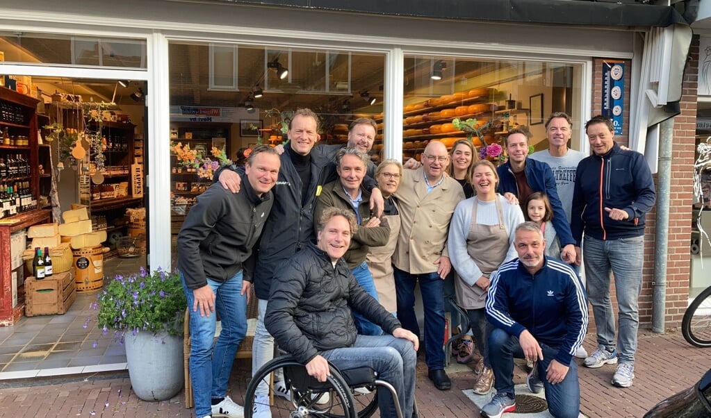 Vrienden en mede-ondernemers verrasten Jan van Manen op zijn  laatste dag in de kaaswinkel  