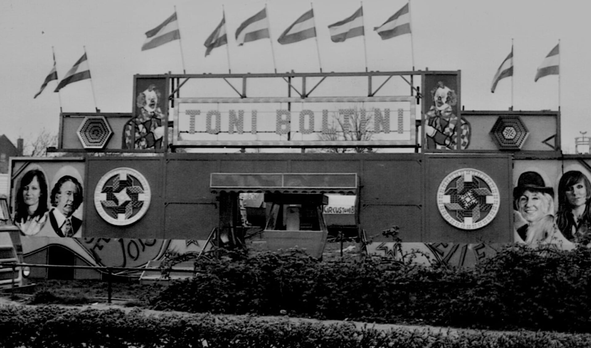 De ingang van de grote circustent van Toni Boltini. De tent van 100 bij 55 meter kon binnen anderhalf uur worden opgezet.