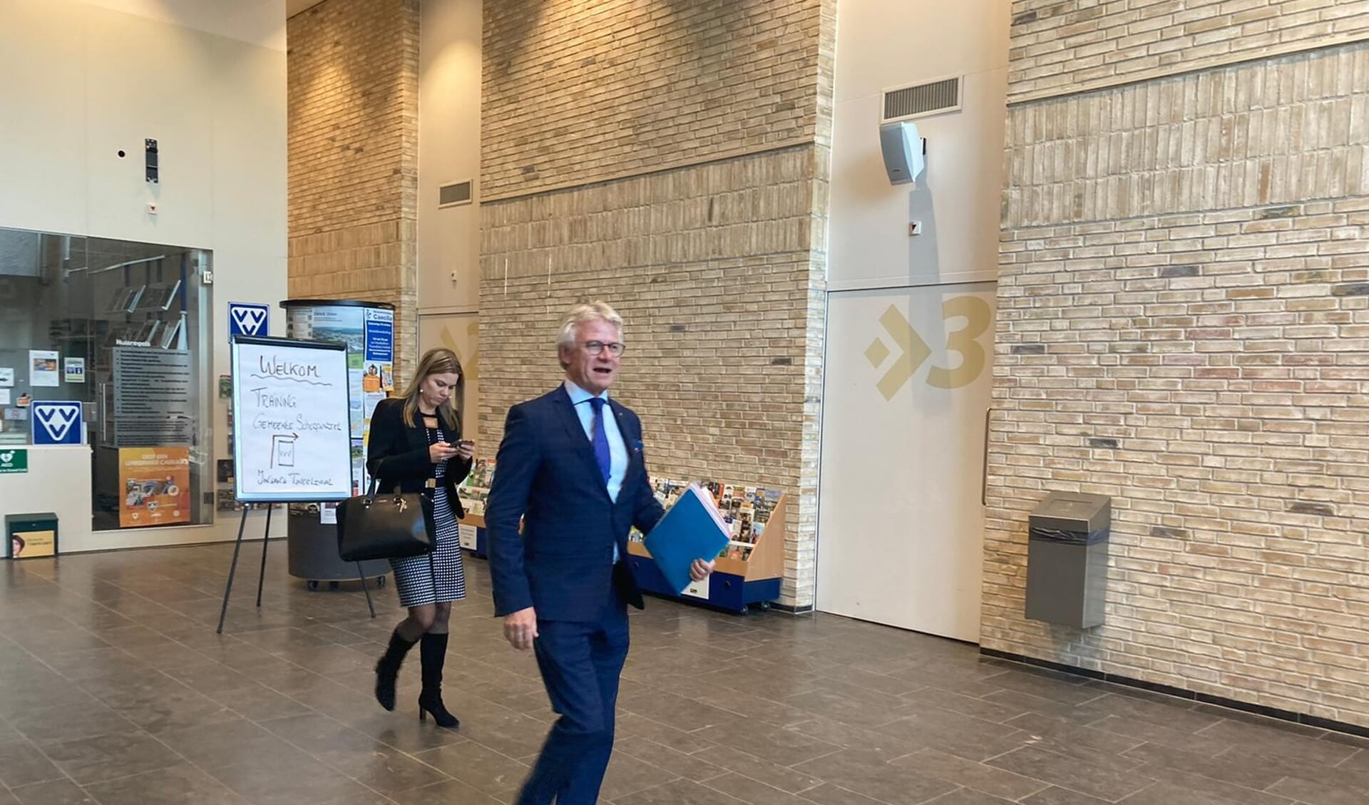  Commissaris van de Koning John Berends maakte vandaag in Scherpenzeel het ontslag bekend van waarnemend burgemeester Eppie Klein.