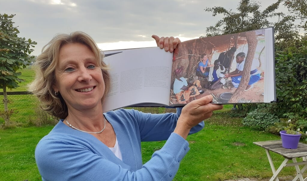 Annette toont een foto uit een publicatie over haar eerste missie.