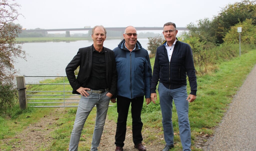 Vanaf links: Andre Toonen, Peter Schroeber en Eric
Damme. Met de op de achtergrond het lijdend voorwerp, de Rijnbrug.