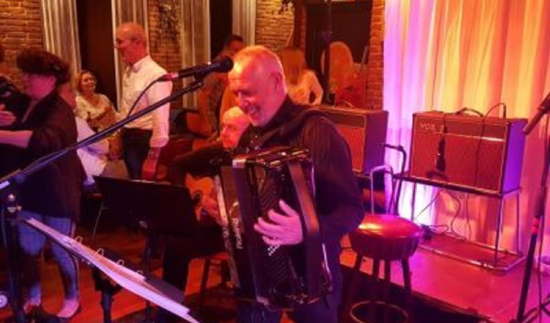 Jan Roels van The Old Man's Pleasure Band in actie. Zaterdag 11 december treedt de band op voor haar fans in De Rank