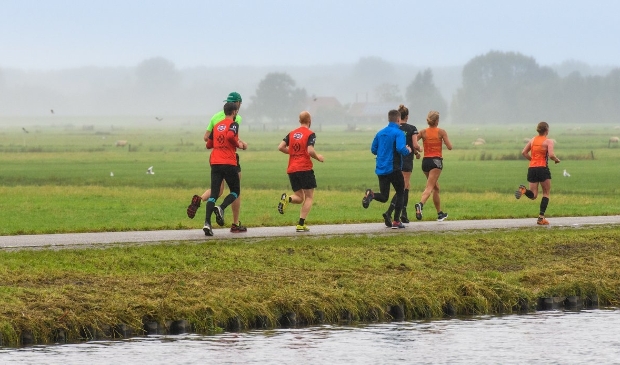 Atleten in actie langs de Arkervaart