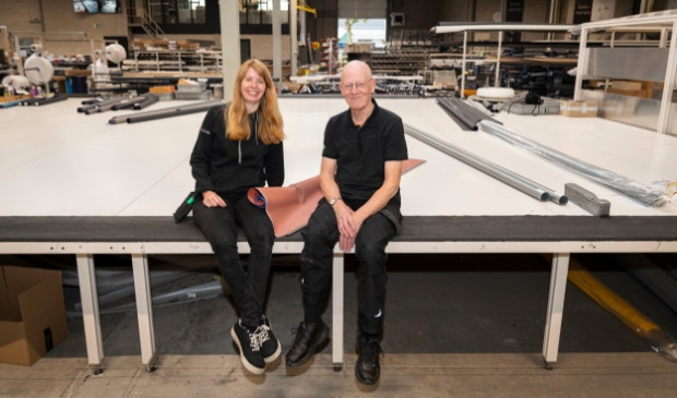 <p>Esmeralda (links) met haar vader Rinus Boers in de productiehal van SunCircle.</p>