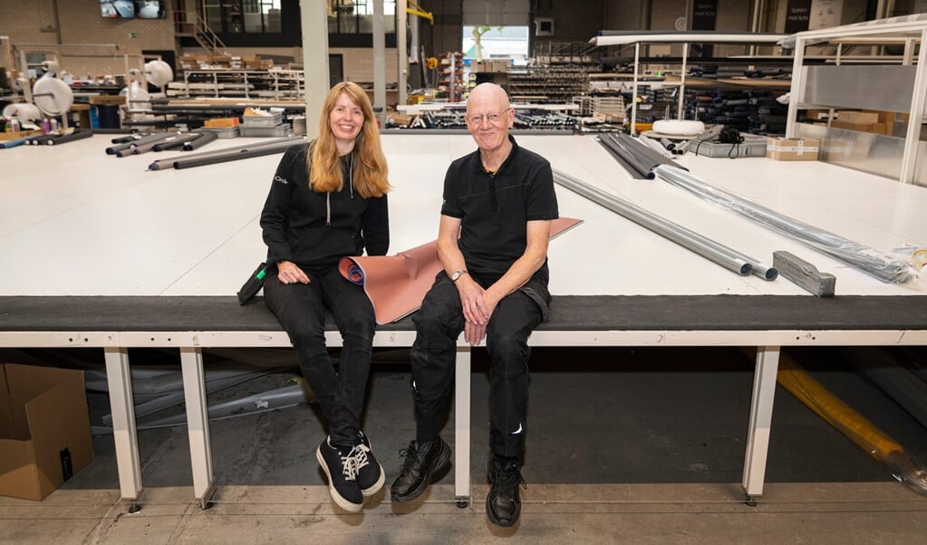 Esmeralda (links) met haar vader Rinus Boers in de productiehal van SunCircle.
