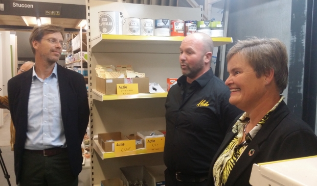<p>Gijsbert Jansen (l) de conceptontwikkelaar, in het midden Ivo Klekamp van de HUBO en rechts Anne Brommersma, wethouder De Bilt, die de bouwkringloop opende. </p>