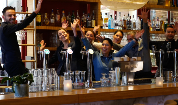 <p>Werken in de horeca is buffelen, maar humor speelt ook een grote rol in het enthousiaste team.</p>