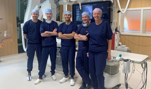 <p>Het team dat de eerste spasmeprovocatietesten in Dordrecht uitvoerde, met als tweede tot en met vierde vanaf links de cardiologen Damman, Oemrawsingh en Weevers.</p>