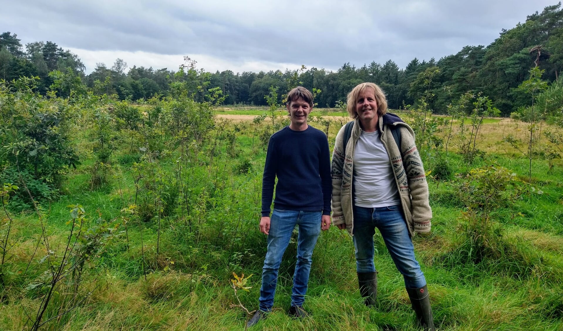 Diederick Huizinga (rechts) van de stichting Veluws Landschap en Beeldentuin-eigenaar Erik van Ee voor het voormalige parkeerterrein, dat wordt omgezet in natuur.
