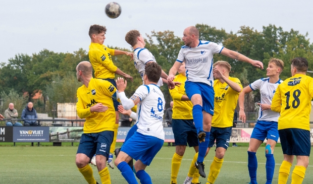 <p>SVL verdediger Jeff van der Bult (centraal) mengde zich samen met de onder andere van een blessure teruggekeerde aanvoerder Rik van Leeuwen (8) in de strijd om de volle winst</p>